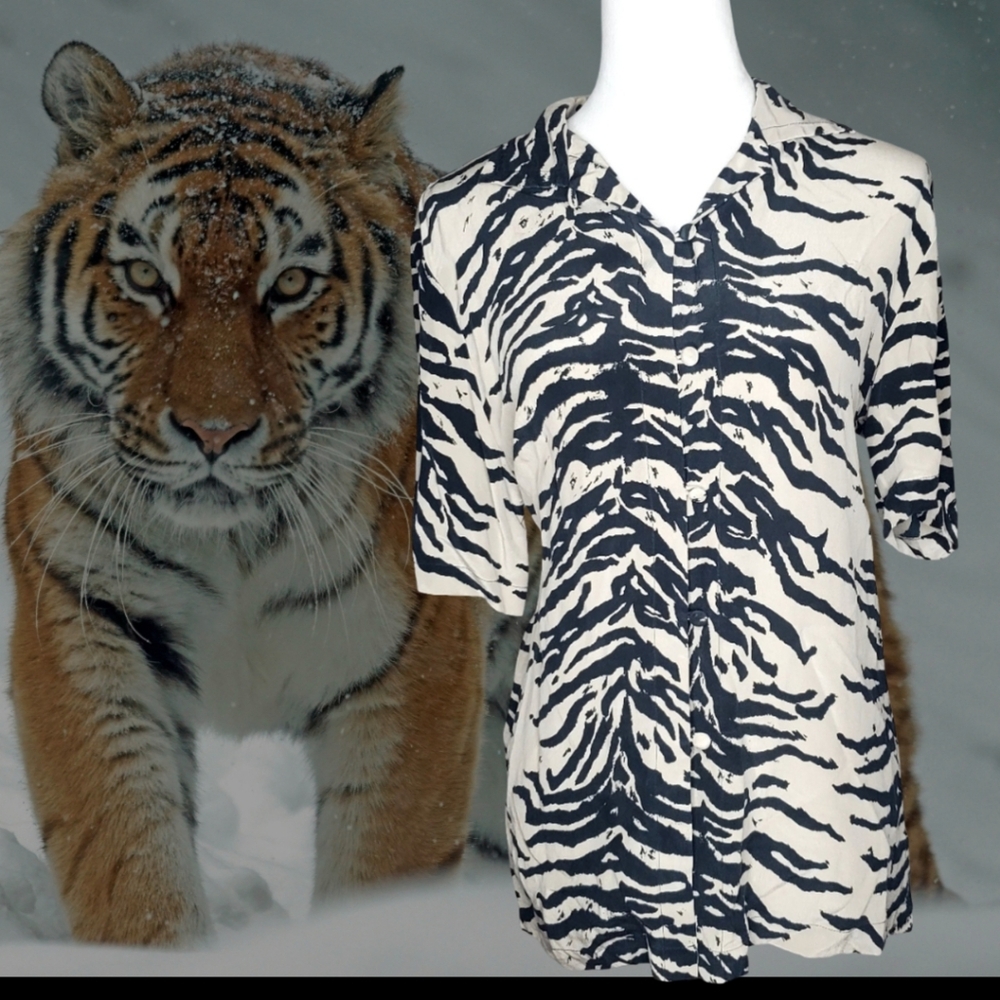 Quo-Silk Vintage 100% Silk Tiger Print Rouleau Button Down Top